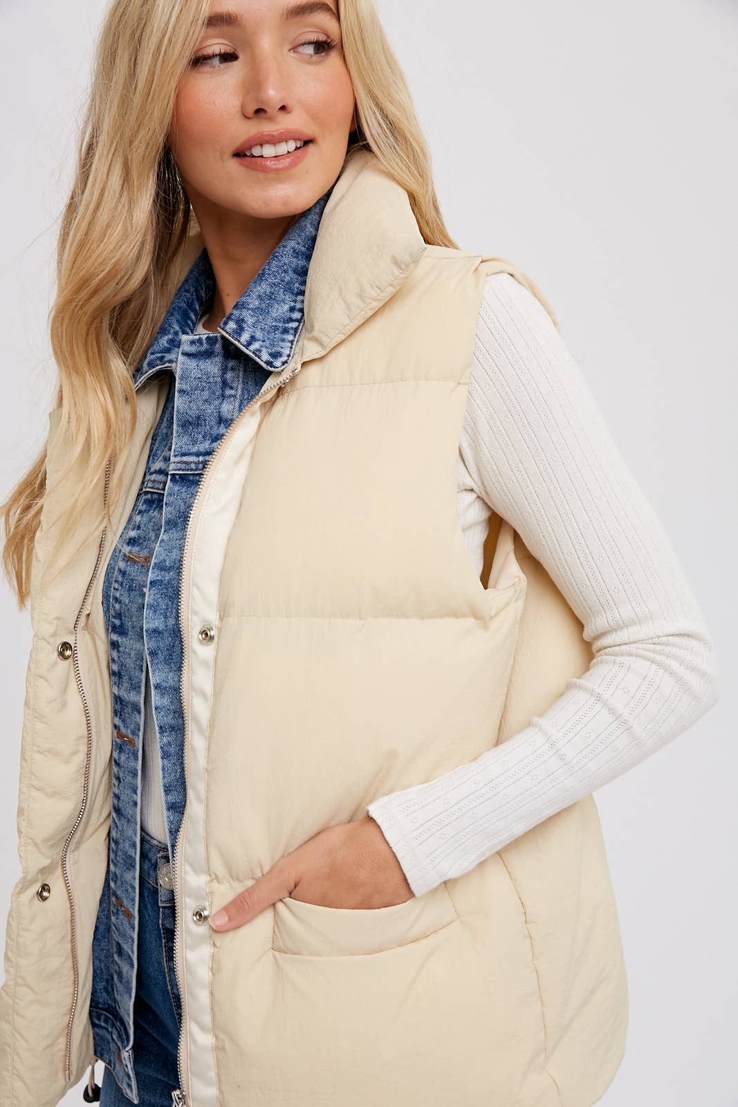 DENIM LAYERED PUFFER VEST: BEIGE