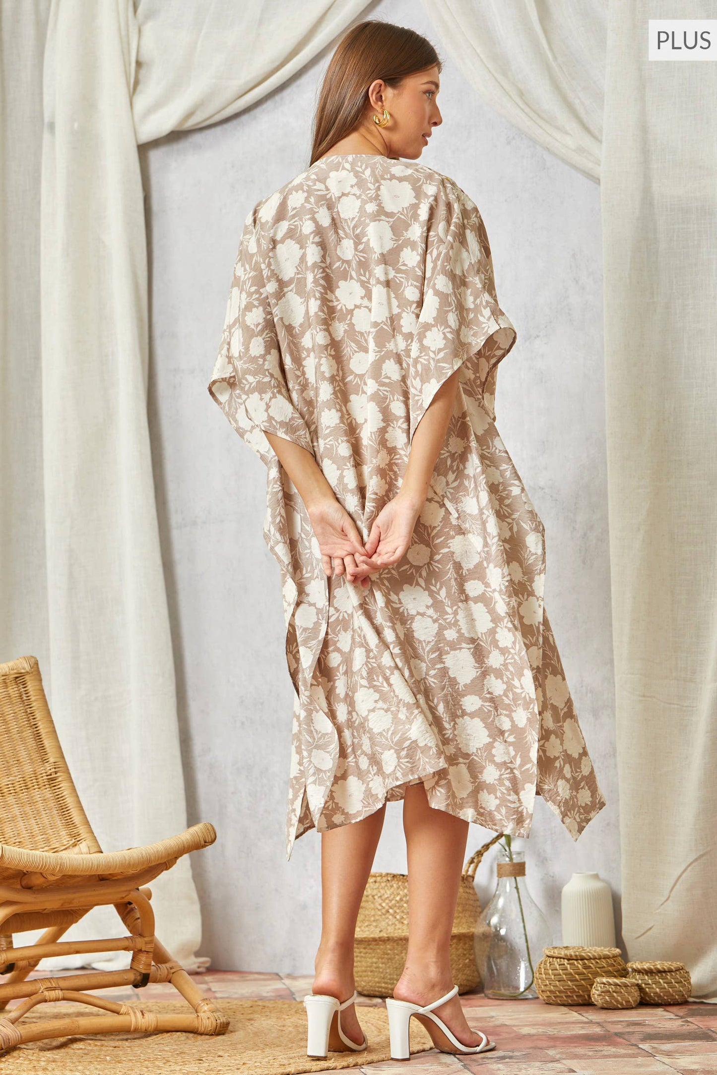 PLUS SIZE Beautiful Floral Printed Kimono: Beige / 1X/2X
