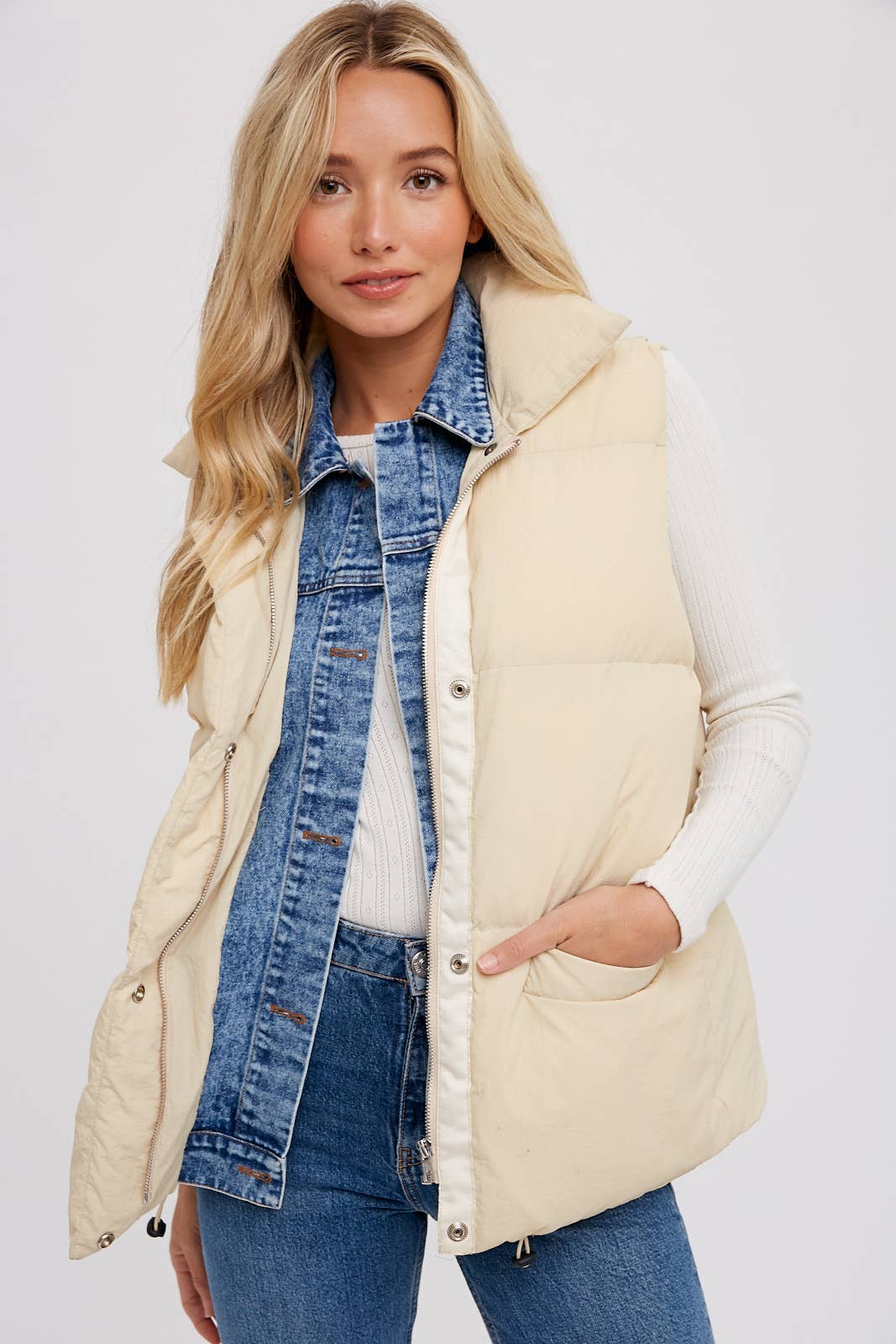 DENIM LAYERED PUFFER VEST: BEIGE