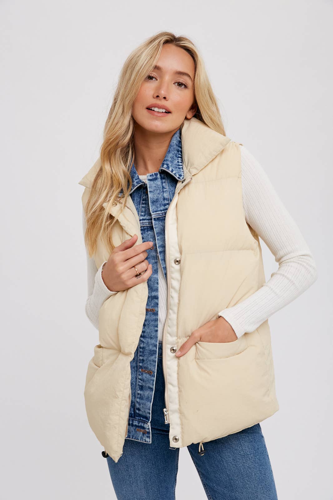 DENIM LAYERED PUFFER VEST: BEIGE