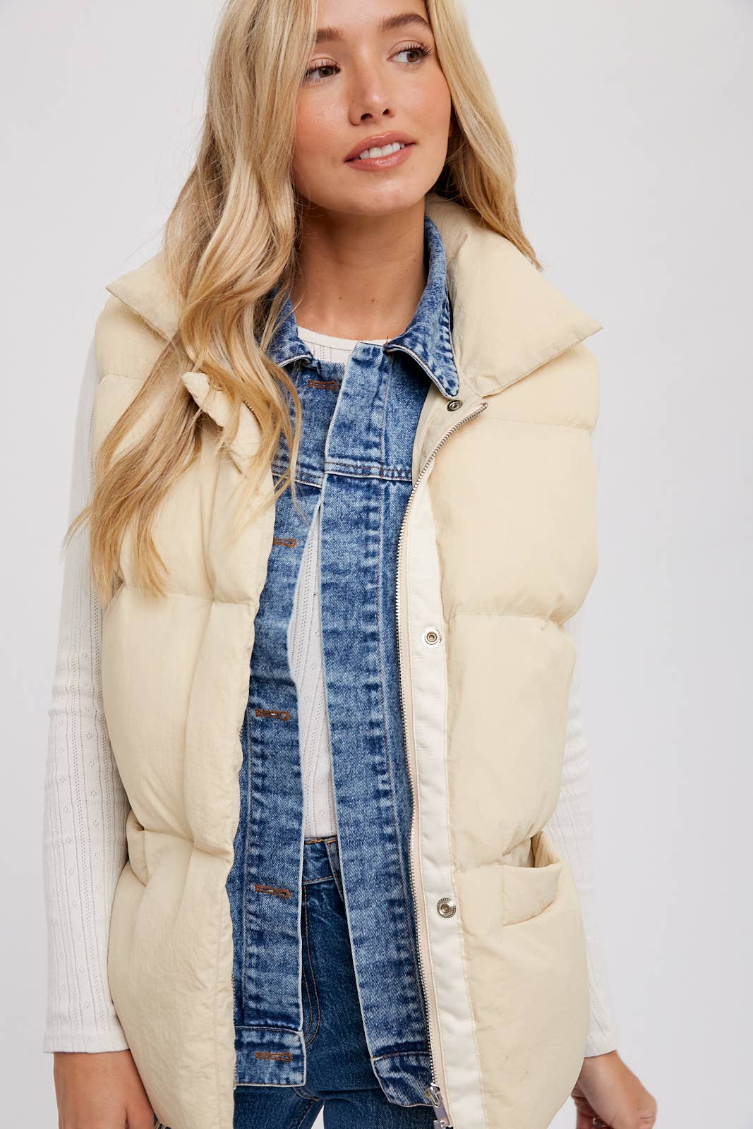 DENIM LAYERED PUFFER VEST: BEIGE